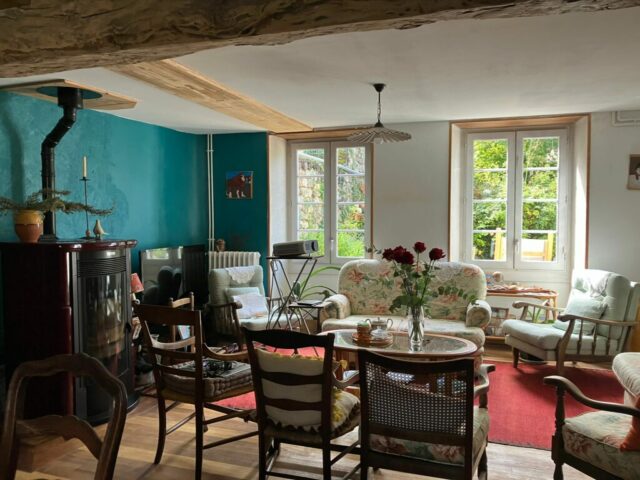 Salon avec son poêle à pellet Confortable en été comme en hiver, le salon